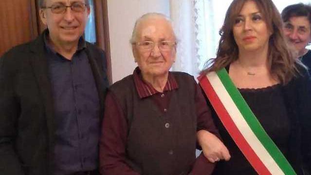 Elia compie cento anni Fiori e ricordi per la festa