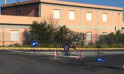 Volano lastre di eternit, strada chiusa al traffico