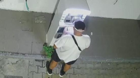 Picchiò e rapinò due anziani, in cella 