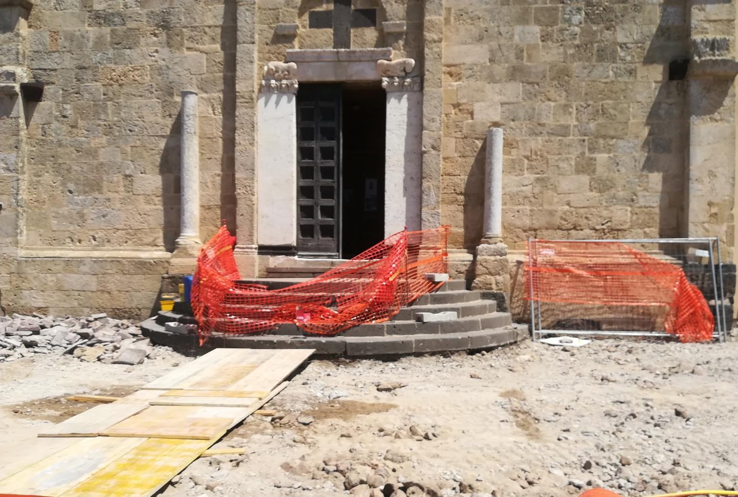 Sagrato e marciapiedi, tempo di lavori 