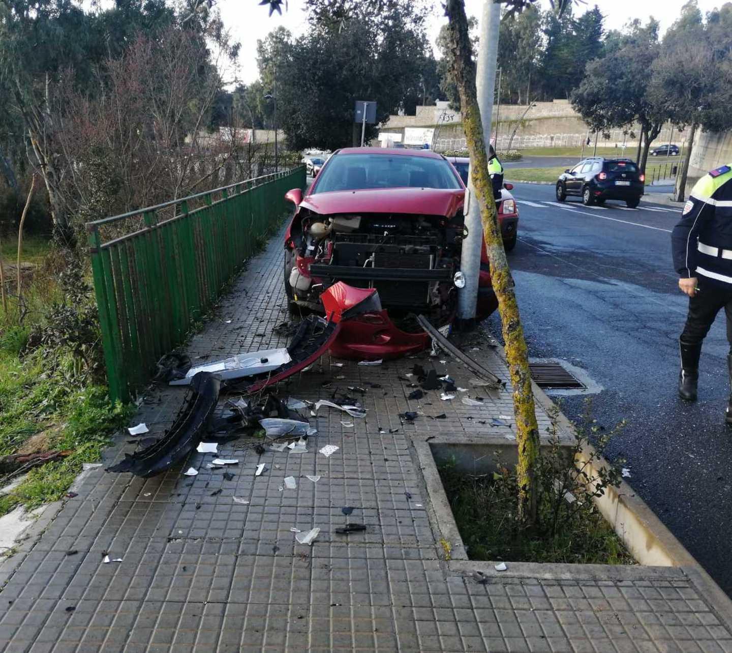 Perde il controllo dell’auto, ferita