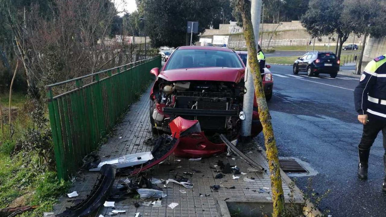Perde il controllo dell’auto, ferita