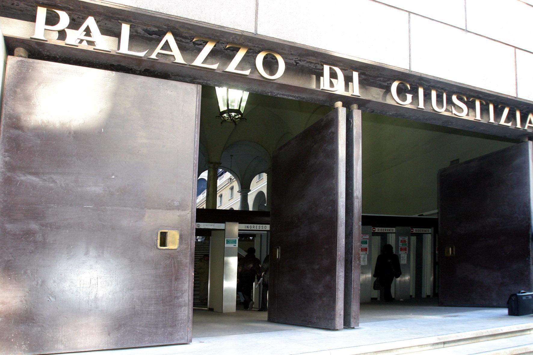 Ragazzine vendute per sesso: il ruolo di mamma e sorella e le accuse all'avvocato arrestato