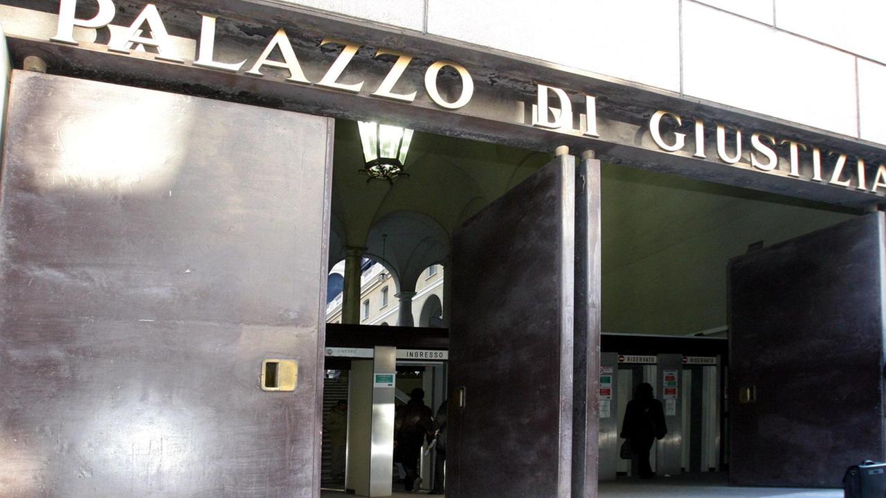 Ragazzine vendute per sesso: il ruolo di mamma e sorella e le accuse all'avvocato arrestato