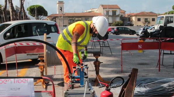 Un mese di cantieri in strada per installare la fibra internet