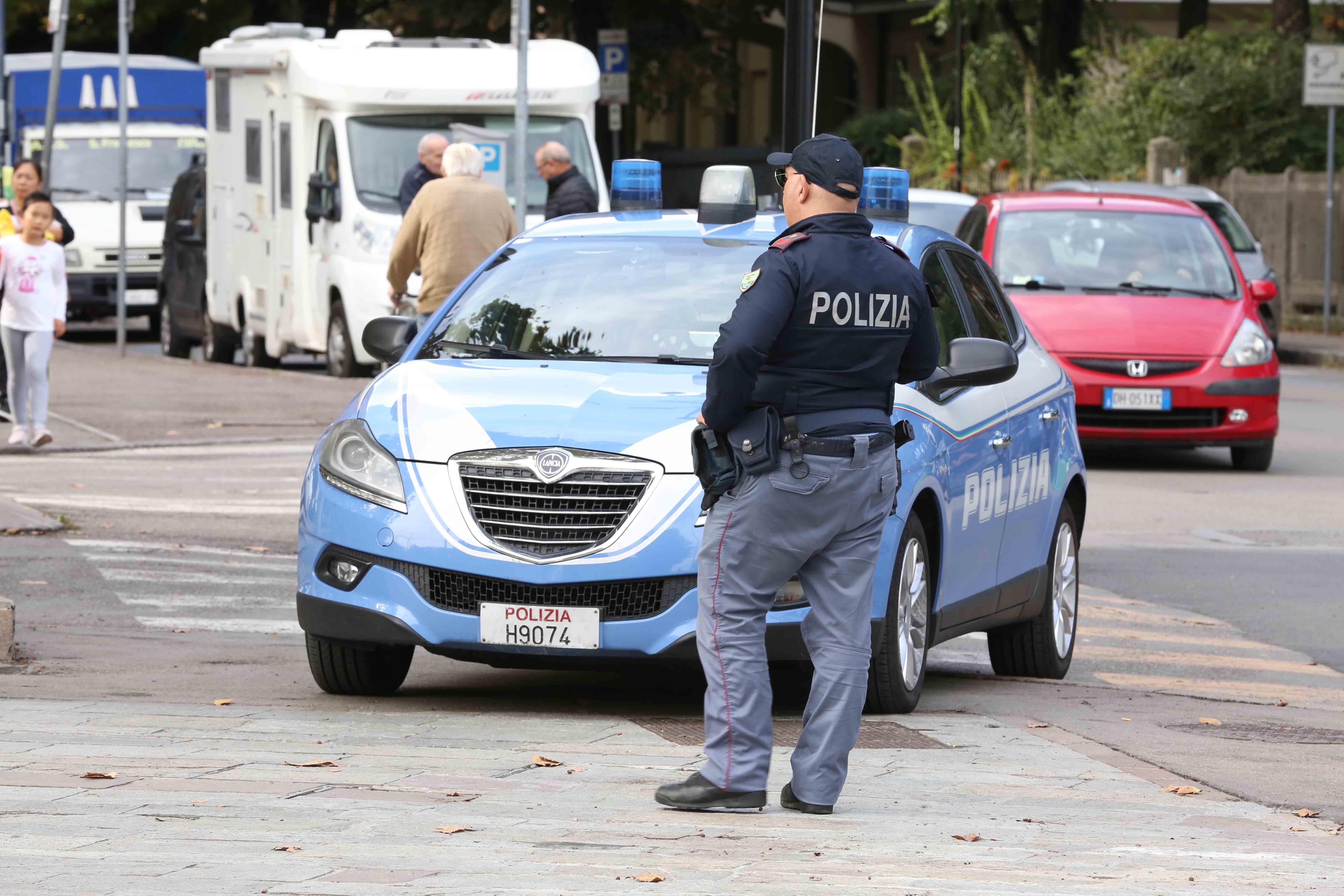 Reggio Emilia, scoperta un'azienda tessile clandestina in zona stazione