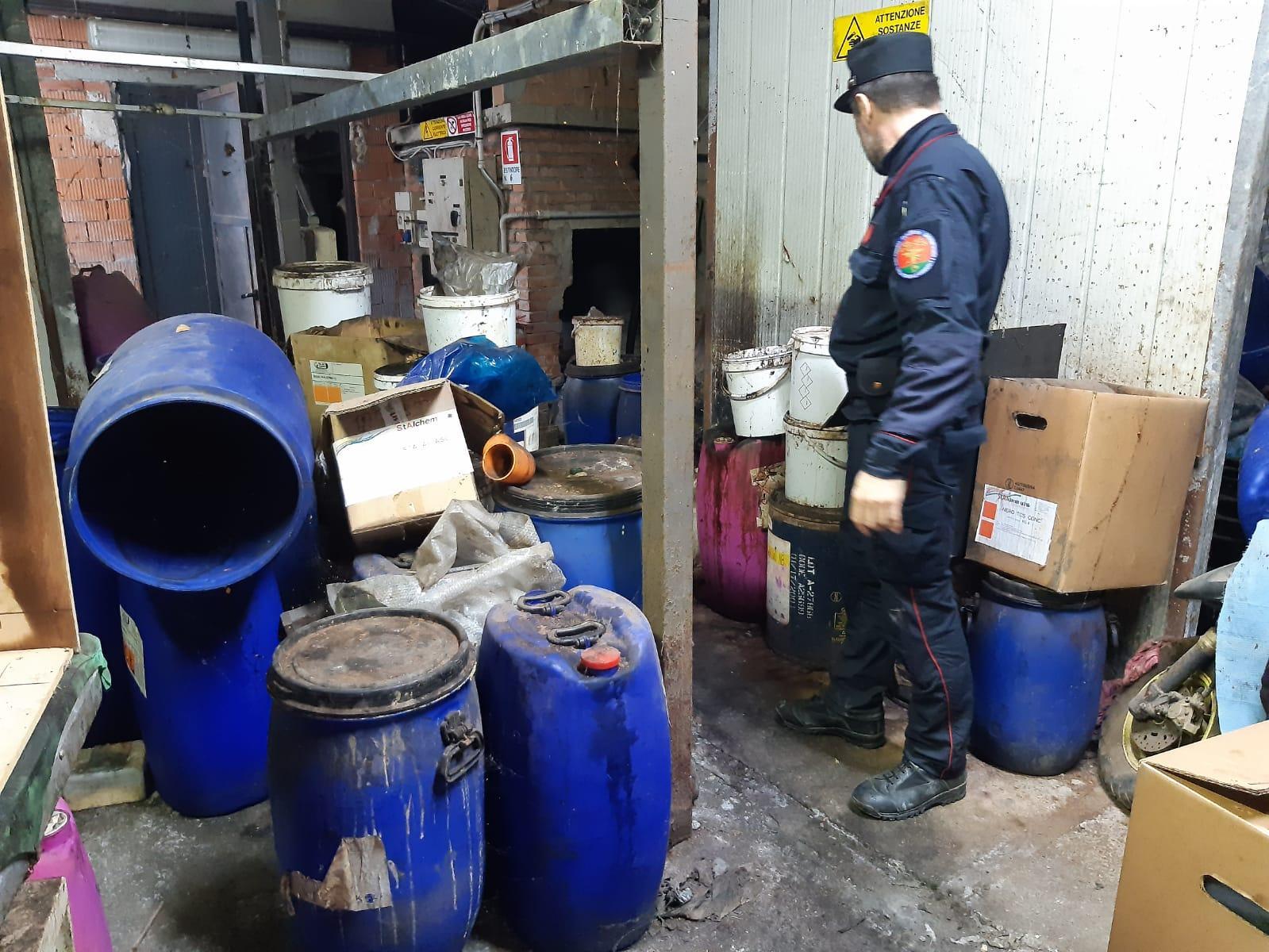 Blitz nella tintoria di pelli: il titolare denunciato per gestione illecita di rifiuti pericolosi