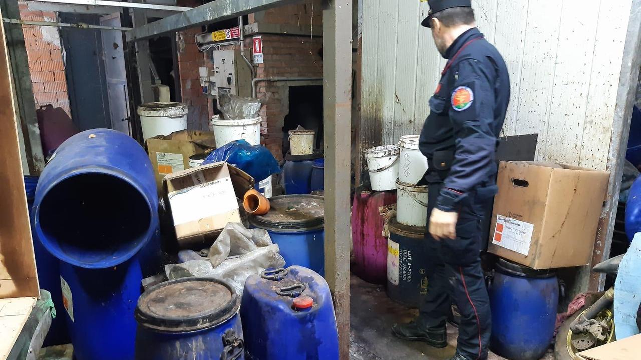 Blitz nella tintoria di pelli: il titolare denunciato per gestione illecita di rifiuti pericolosi
