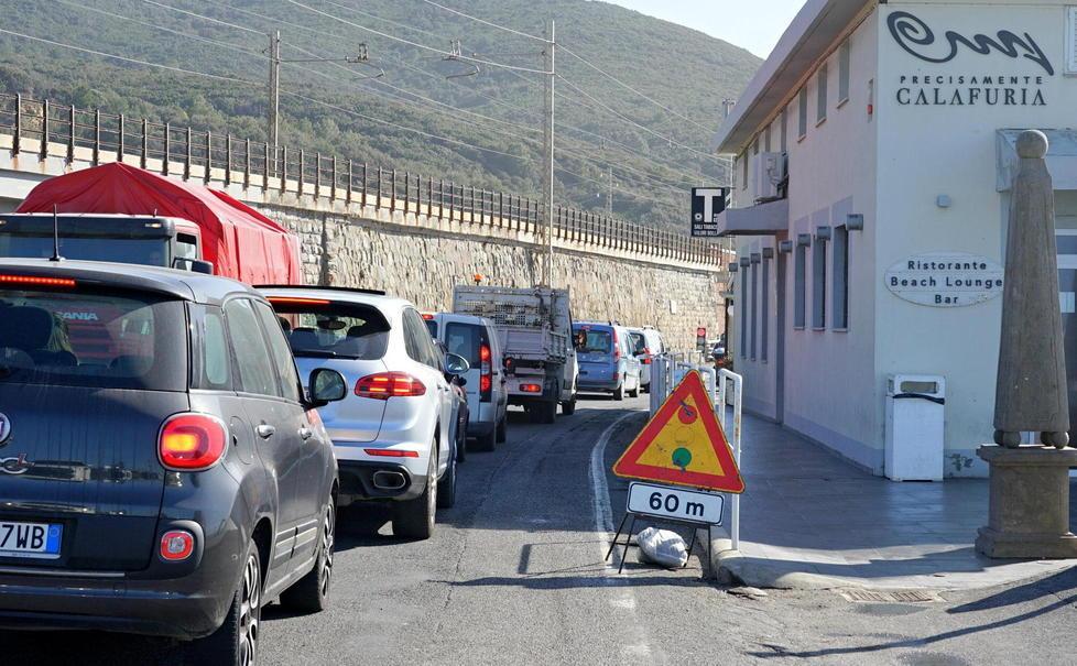 Auto in fila al semaforo a nord del ponte di Calafuria (foto Marzi)