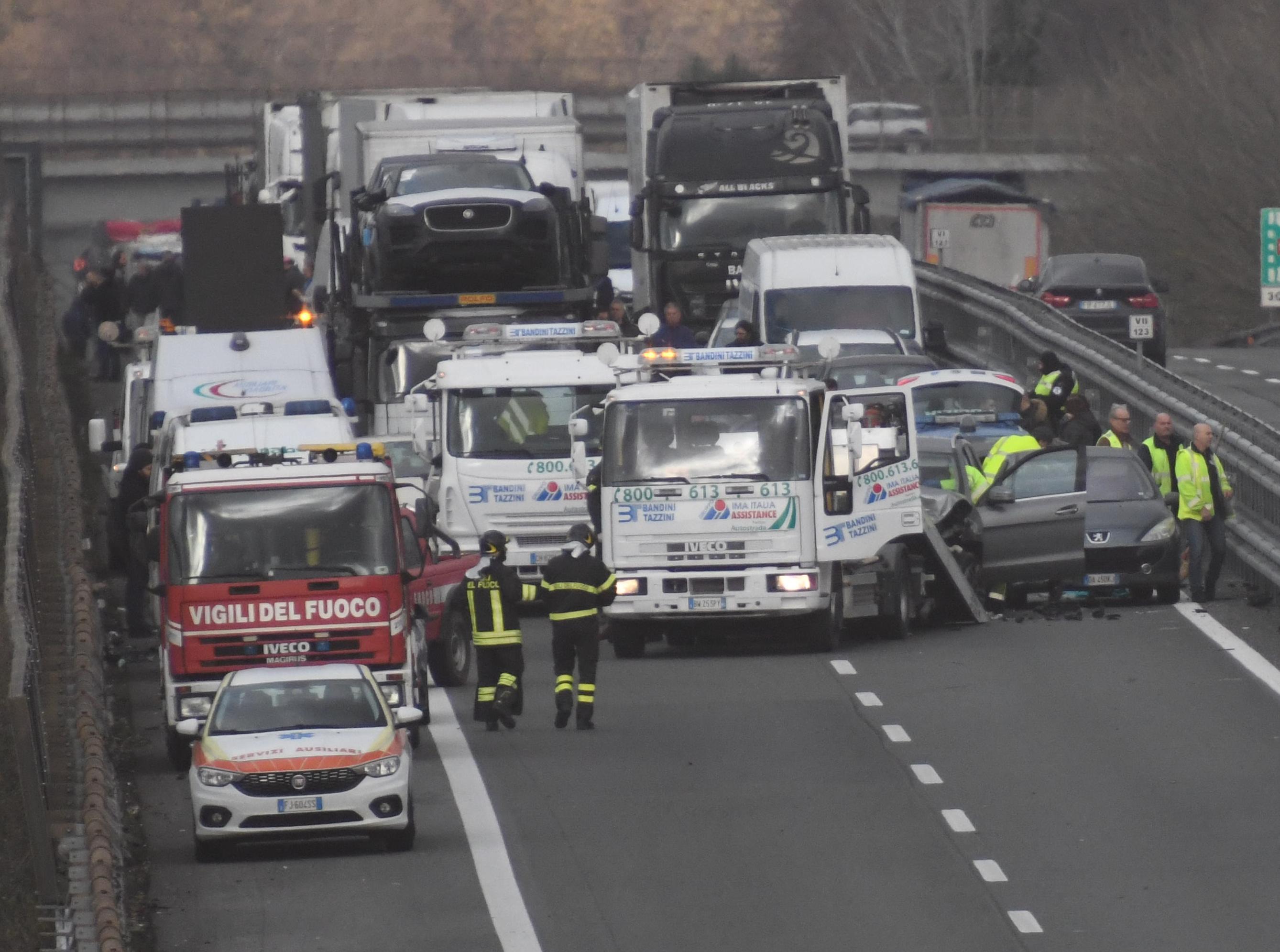 Schianto sull'autostrada, tre feriti di cui uno è grave 