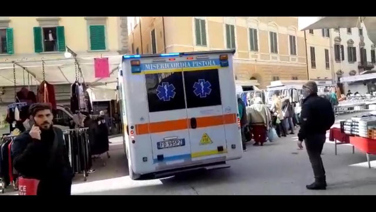 L'ambulanza rimasta bloccata tra le bancarelle