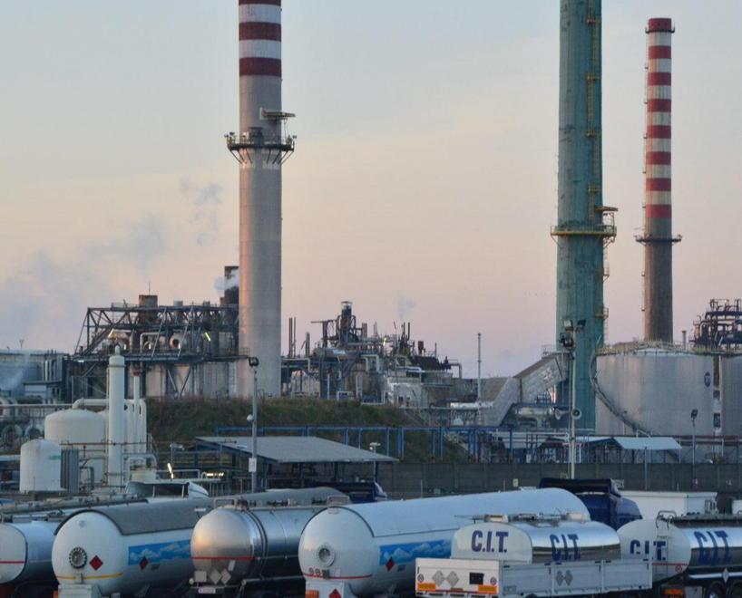 Uno scorcio della raffineria Eni a Stagno