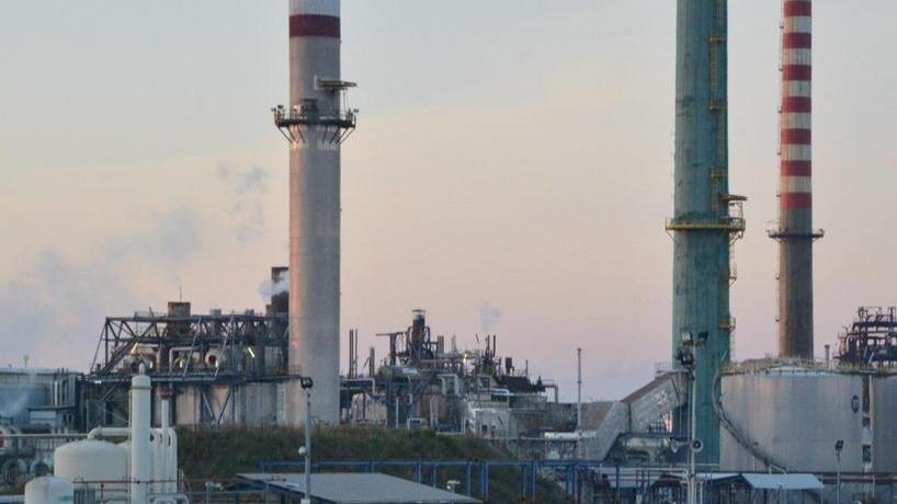 Uno scorcio della raffineria Eni a Stagno