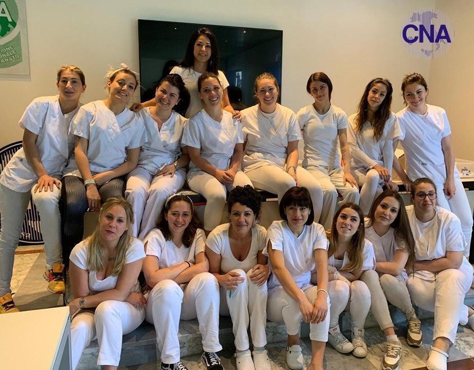Un gruppo di estetiste uscite dai corsi della Cna