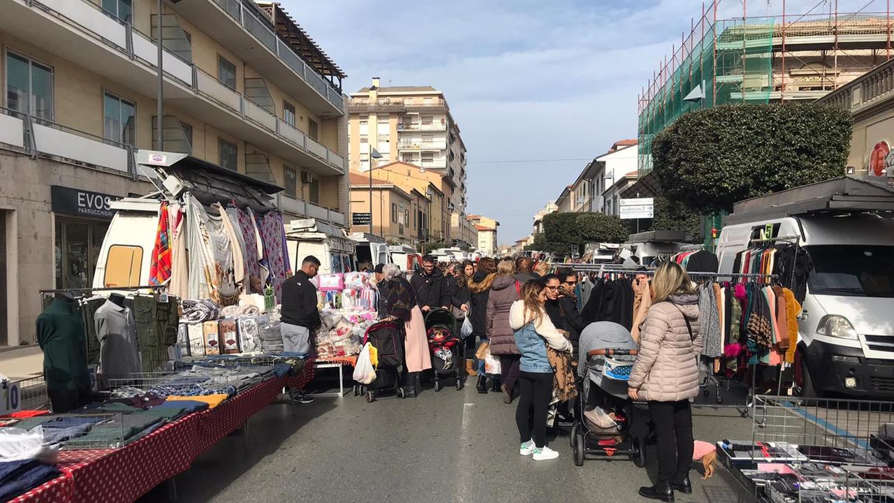 Un'immagine del mercato settimanale di Cecina