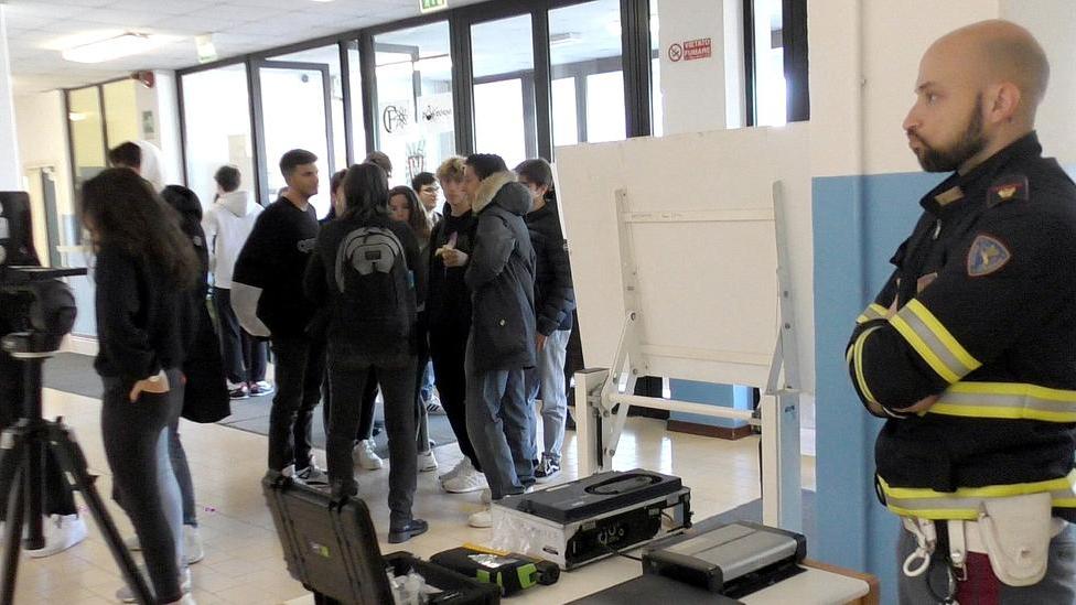 La polizia stradale incontra gli studenti del Corni: «Gli incidenti non aumentano ma crescono morti e feriti»