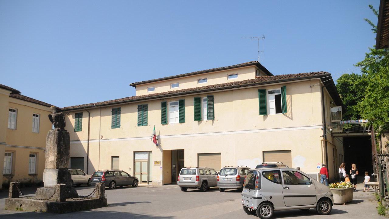 Investito dal bus all'uscita da scuola: grave 14enne