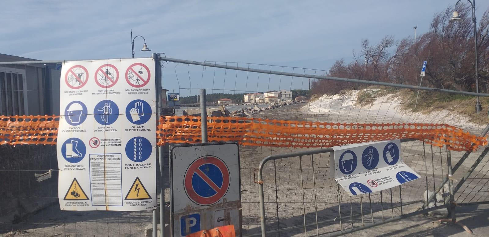 Il cantiere dei lavori antierosione a Vada con la spiaggia chiusa a nord della Barcaccina