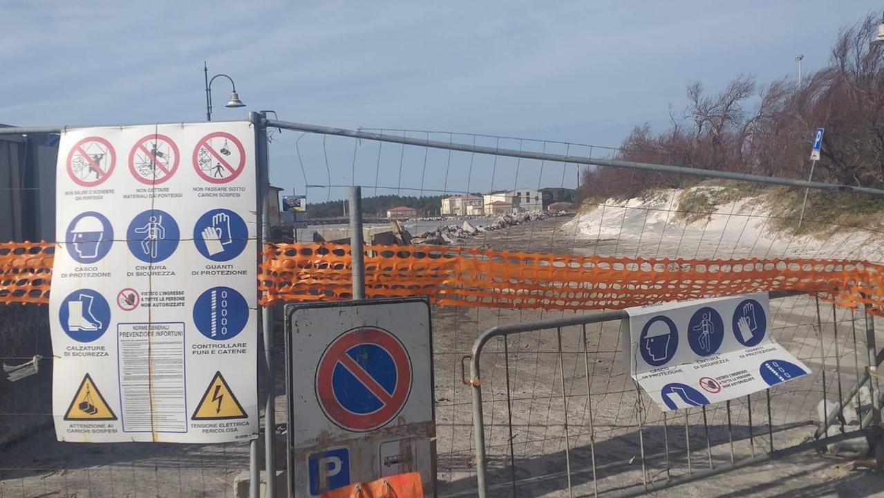 Il cantiere dei lavori antierosione a Vada con la spiaggia chiusa a nord della Barcaccina