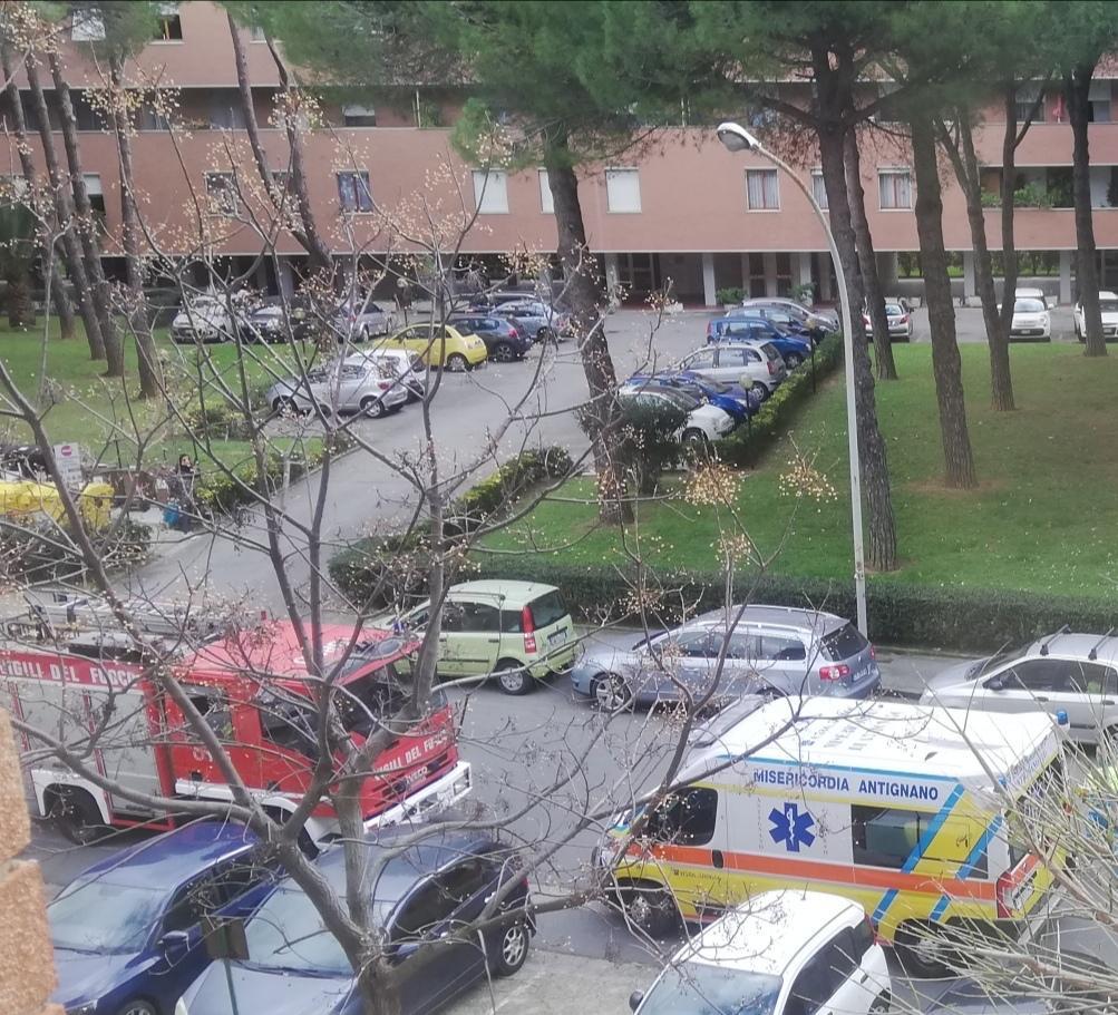 Cade in casa a 72 anni e non riesce più a rialzarsi: trovata viva dopo due giorni