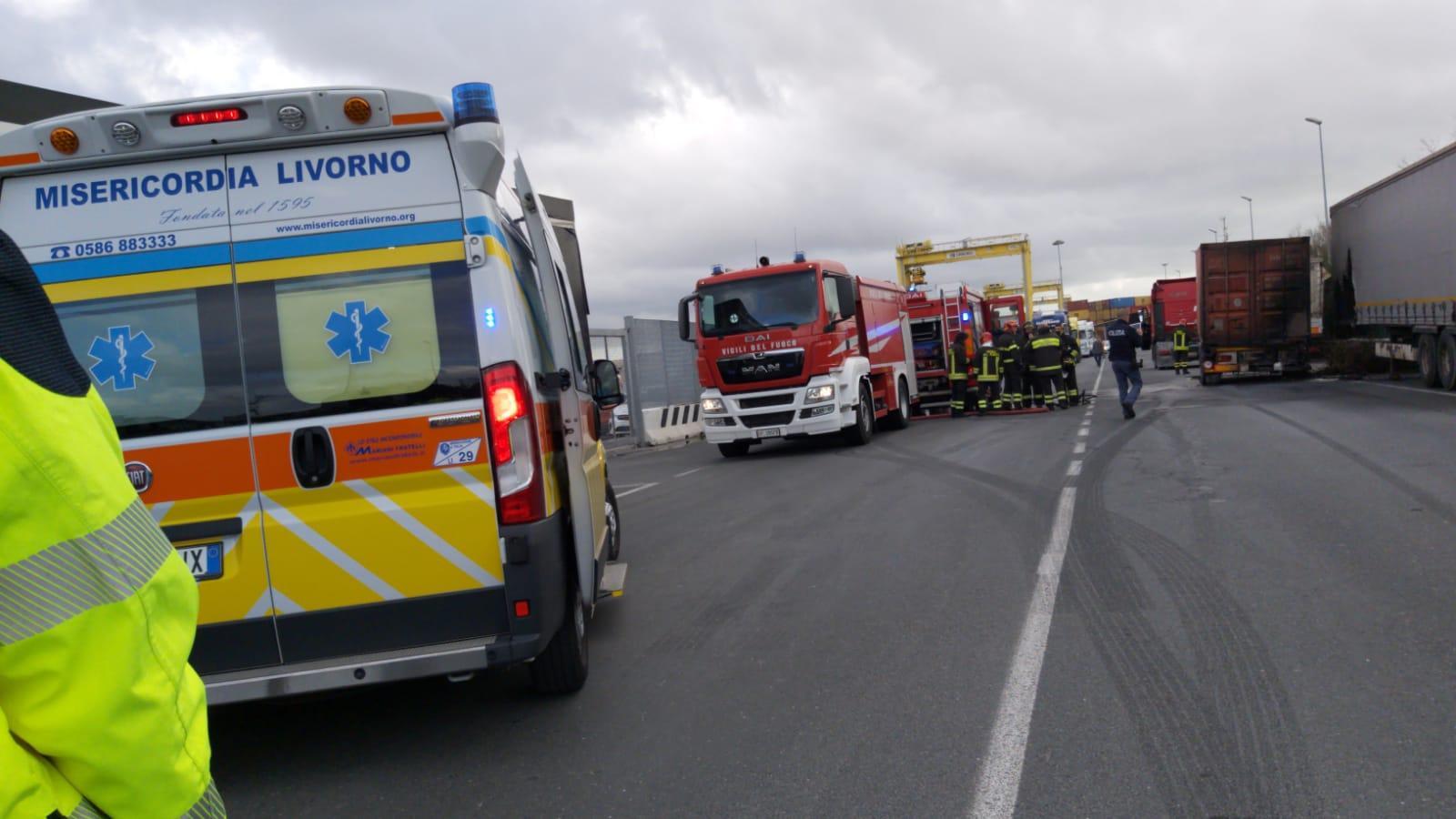 L'intervento della Misericordia di via Verdi, con polizia e vigili del fuoco in porto