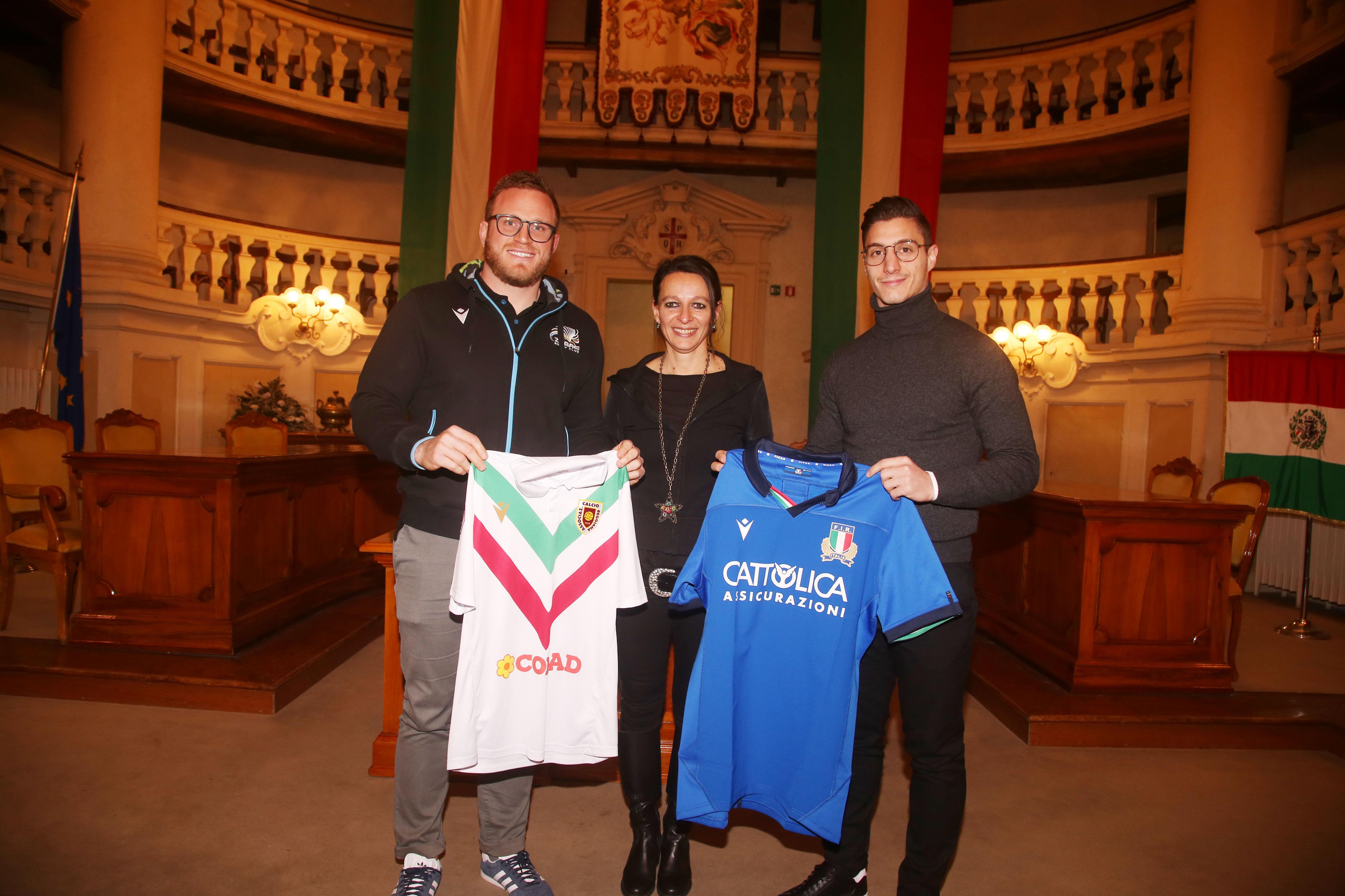 Lo scambio delle maglie tra il reggiano Luca Bigi, capitano della Nazionale di rugby e Alessandro Spanò,  capitano della Reggiana