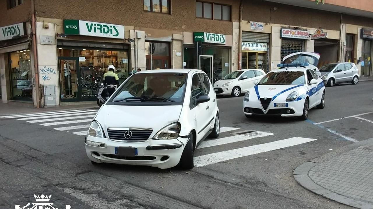 Cagliari, si sente male alla guida e provoca due incidenti: ricoverato in codice rosso