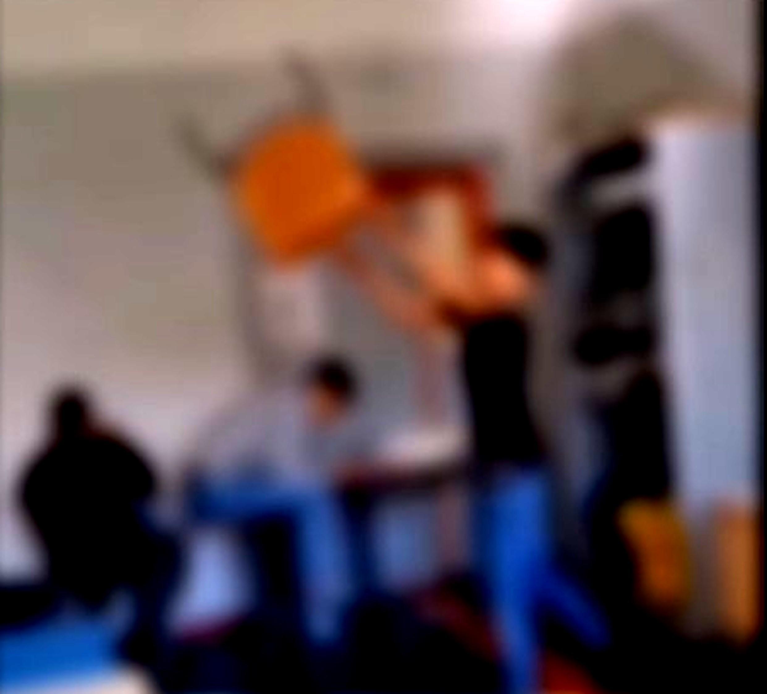 Un'immagine tratta dal video che documenta le intemperanze di alcuni alunni