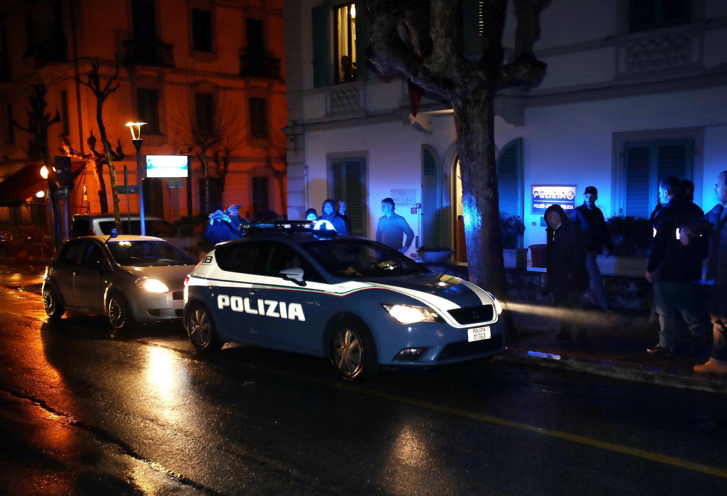 Una volante della polizia di Stato (foto d'archivio)