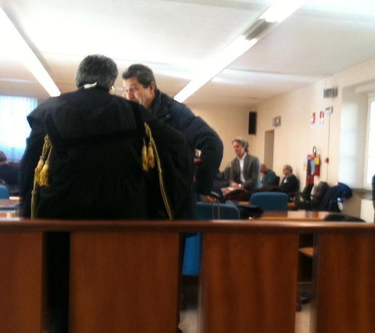 Dovrà risarcire l’ex moglie e la figlia minorenne per le botte e le violenze