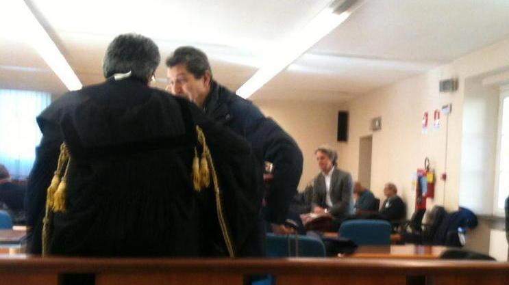 Dovrà risarcire l’ex moglie e la figlia minorenne per le botte e le violenze