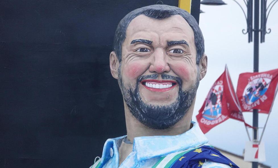 «Non fategli vedere le maschere» A Viareggio rivolta contro Salvini 