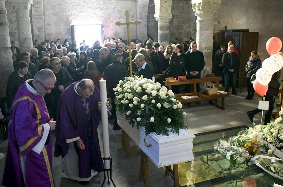 Rose bianche silenzio e sobrietà. Solo dolore 