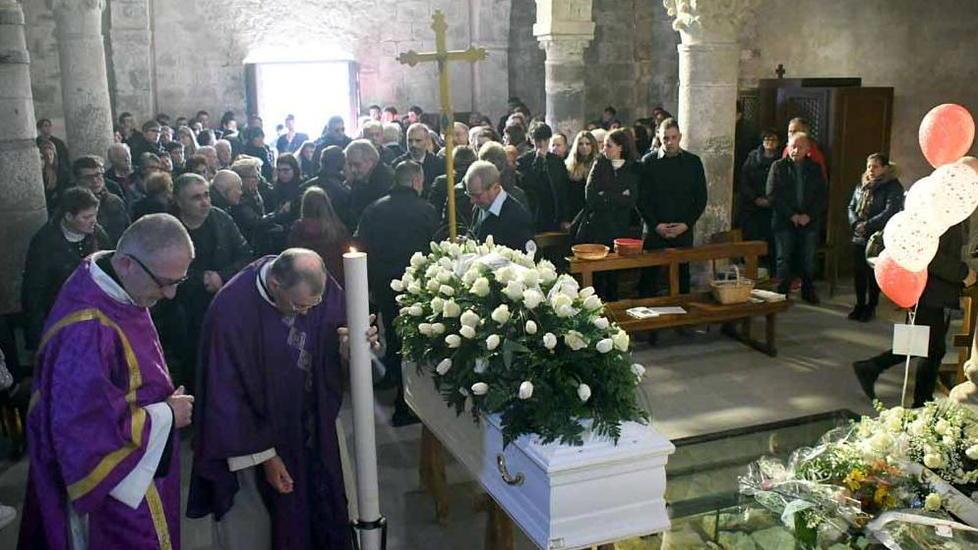 Rose bianche silenzio e sobrietà. Solo dolore