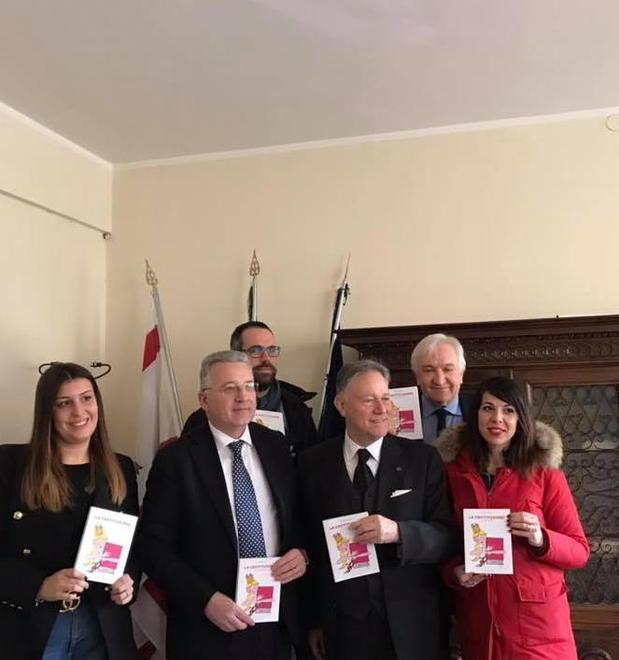 Piccoli alunni ricevono la Costituzione illustrata 