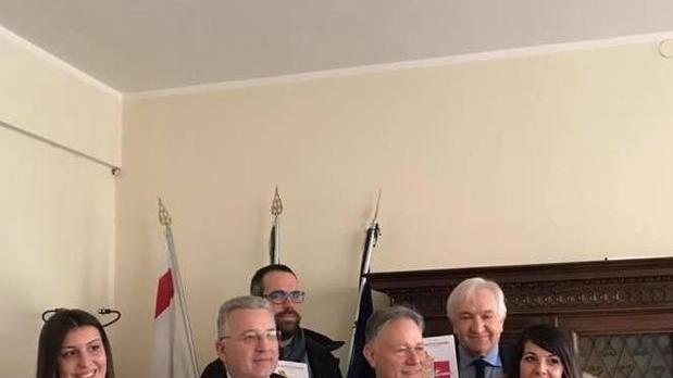 Piccoli alunni ricevono la Costituzione illustrata