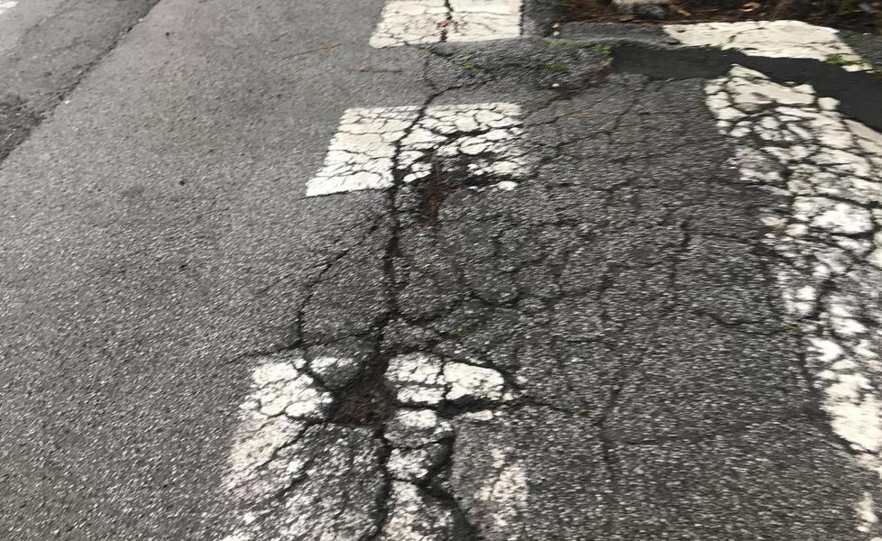 Fondo sconnesso sulla ciclopista lungo il viale Apua