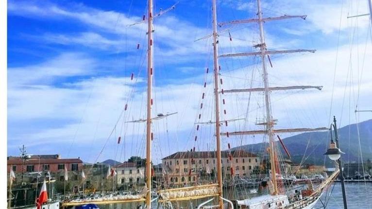 Bloccata dal maltempo la nave dei cadetti polacchi