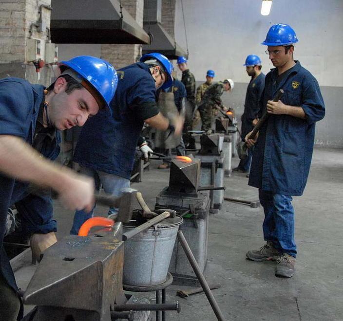 Sos per la scuola di mascalcia Cgil: «Riapritela ai civili»