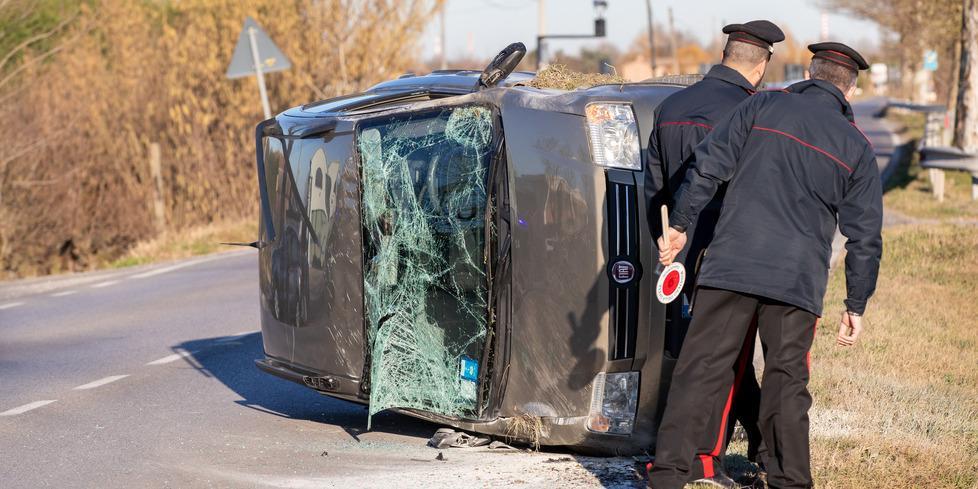 Auto si ribalta in strada 