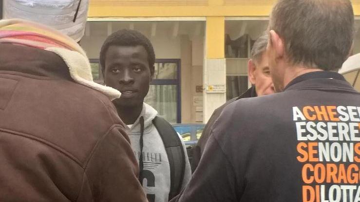 Costretto a tuffarsi dal peschereccio, il racconto choc: «Non sapevo nuotare, vivo per miracolo»