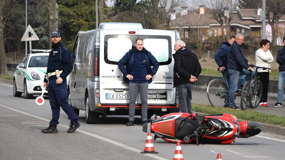 Ceresara, perde il controllo dello scooter muore sassolese mamma di 39 anni