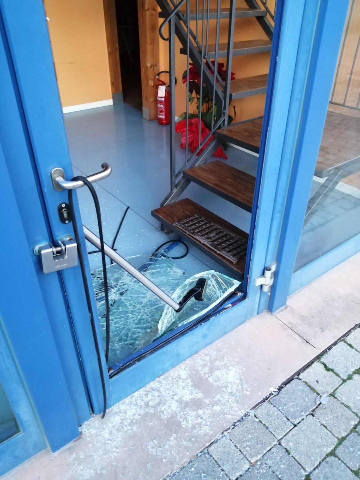 I danni all'ingresso della Misericordia di Antignano