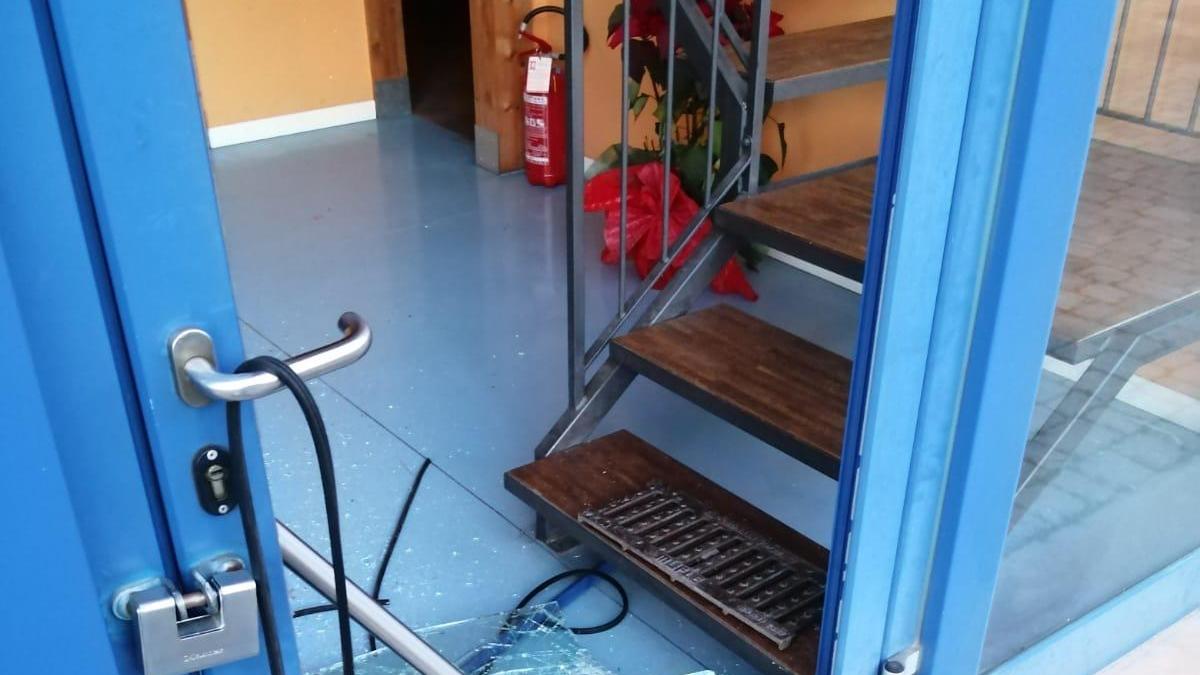 I danni all'ingresso della Misericordia di Antignano