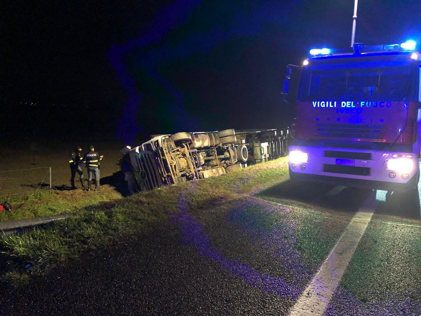 L'autoarticolato ribaltato a fianco della carreggiata sud dell'A13