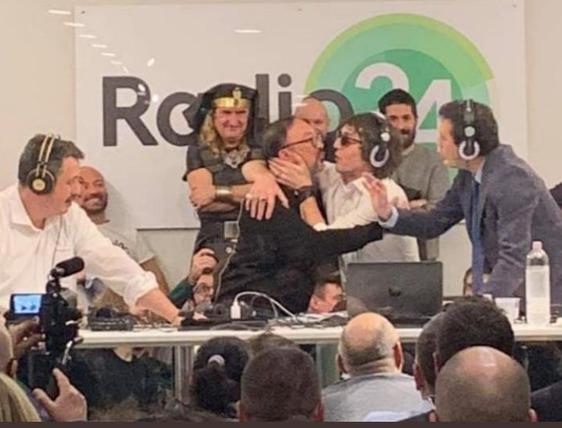 Il bacio tra Marco Wong e Giuseppe Cruciani, conduttore del programma radiofonico "La Zanzara"