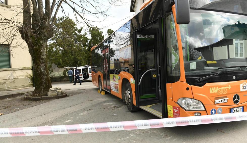 Travolto dal bus, grave studente di 14 anni: «Piazzale pericoloso, lo dicevamo da mesi» 