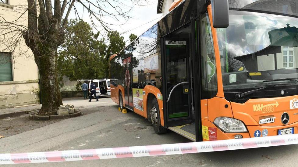 Travolto dal bus, grave studente di 14 anni: «Piazzale pericoloso, lo dicevamo da mesi»