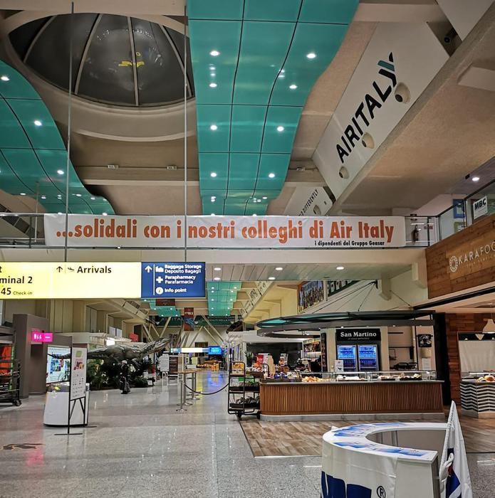Air Italy, striscione di solidarietà all'aeroporto di Olbia