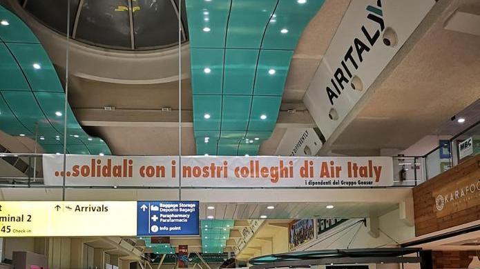 Air Italy, striscione di solidarietà all'aeroporto di Olbia